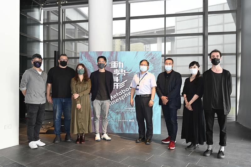 開幕式貴賓合影，（左起）安娜琪舞蹈劇場藝術總監謝杰樺、當若科技藝術王伯宇、藝術家曾鈺涓、策展人黃盟欽、國美館副館長汪佳政、臺灣藝術大學教授陳永賢、藝術家林月霞及盧