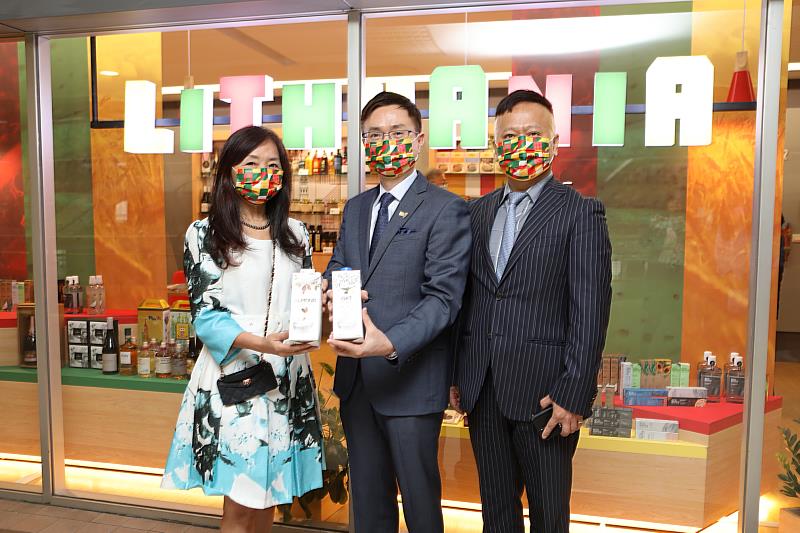 2.亞洲台灣商會聯合總會理事陳敏昭(左)、楓緣國際有限公司總經理陳志豪(右)進口立陶宛VEGGo燕麥奶及杏仁奶。(貿協提供)