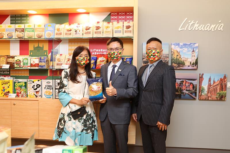 3.亞洲台灣商會聯合總會理事陳敏昭(左)、楓緣國際有限公司總經理陳志豪(右)進口立陶宛食品大廠Amber pasta義大利麵。(貿協提供)