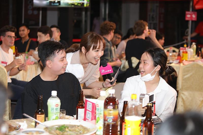 義守大學來自泰國的蘇曉惠(右一)，很開心受邀參與這麼盛大的辦桌活動，藉此體會臺灣的好客精神與正港人情味（資料畫面來源：PTS World Taiwan提供）。