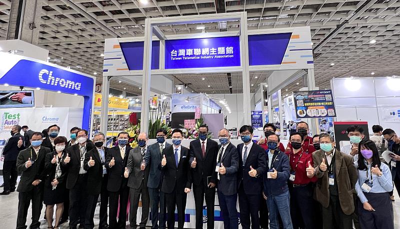 2022 TAIPEI AMPA 貴賓至台灣車聯網產業主題館參觀，並與參展廠商合影。