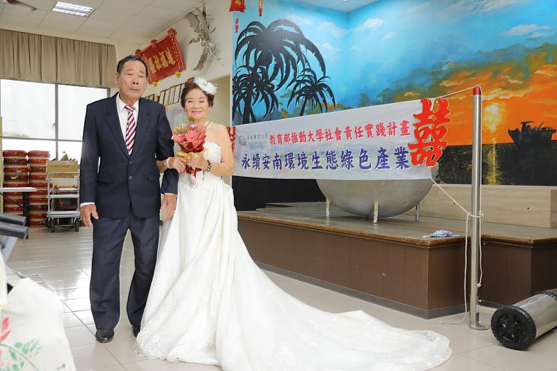 郭恭安阿公跟黃鳳月阿嬤時隔多年後再次披上婚紗感受到滿滿的幸福