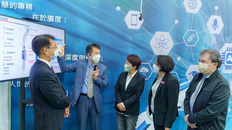 帆宣系統科技系統整合事業處副處長陳智生 (左二)向盧市長解說5G實驗室的基礎建設。