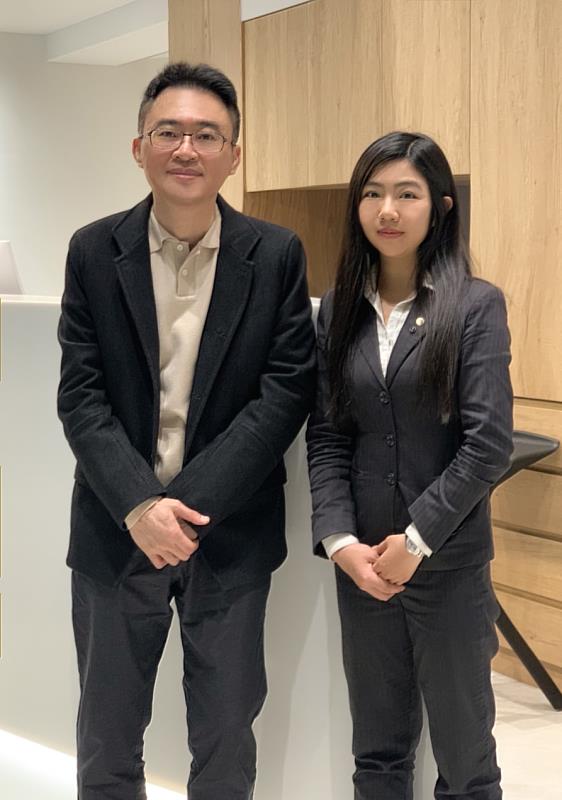 永慶房屋經紀人鄭心茹(圖右)與DCDC生髮診所創辦人朱冠州院長(圖左)。