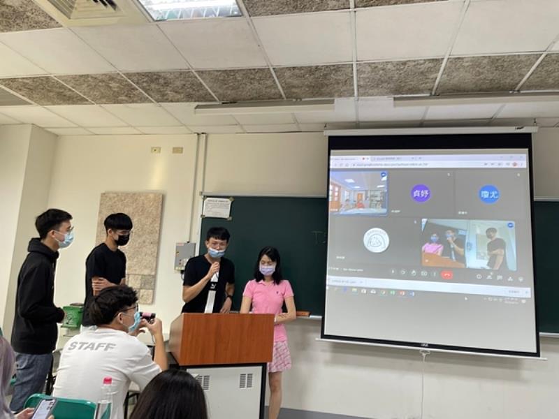 南臺科大行流二甲同學們與蔡雅玲老師做線上簡報之情形。