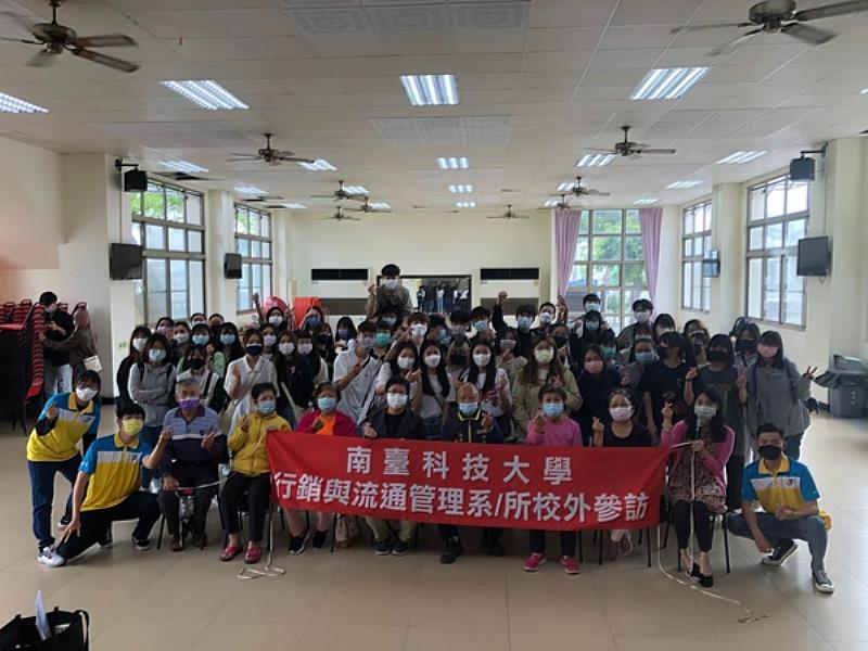 南臺科大行流二甲學生們在鯤鯓活動中心與長輩評審們、大學社會責任中心鄭育萍執行長大合影。