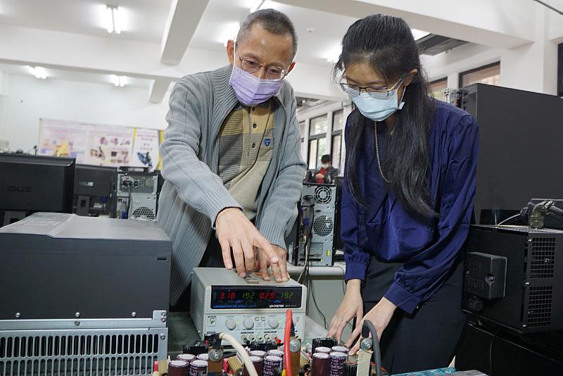 大葉大學機械系蔡耀文教授(左)指導陳昱臻(右)做實驗