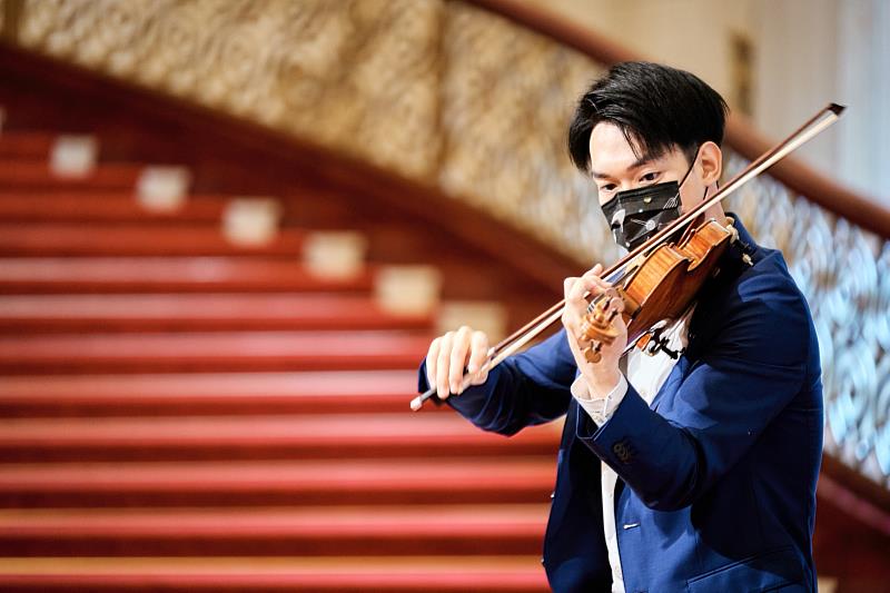小提琴家/ 林品任於記者會演奏片段(攝影：鄭達敬，照片由國家交響樂團提供)