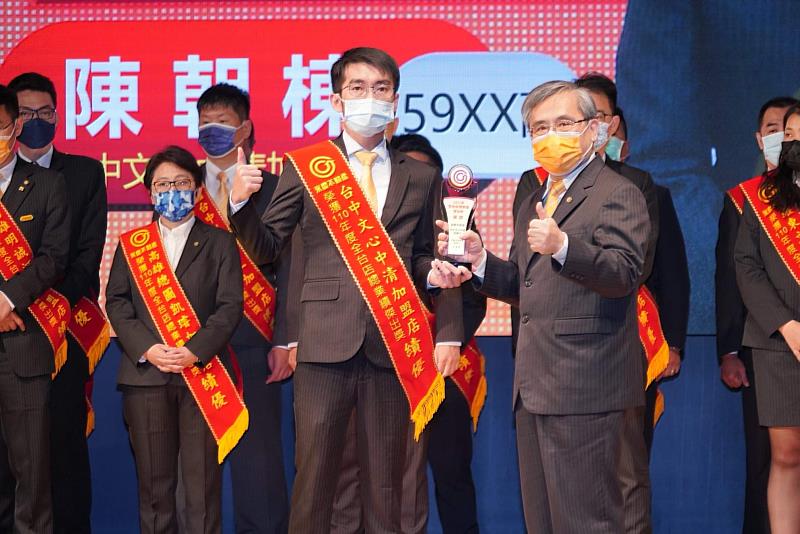 張子弘店長分享，加入永慶不動產，眼界跟格局都更上一層樓，去年帶領團隊拚出突破6,300萬元的成績。