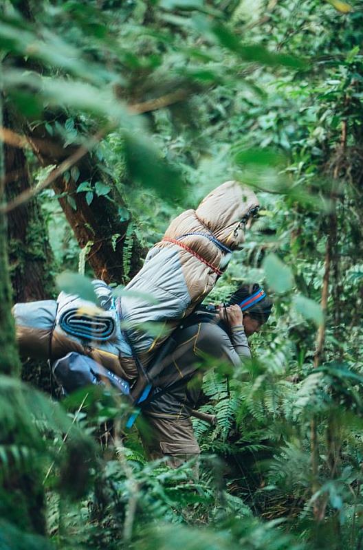 《野薊》黃遠(飾阿松)為求真實呈現高山協作員工作，實際負重拍攝敬業完成一切