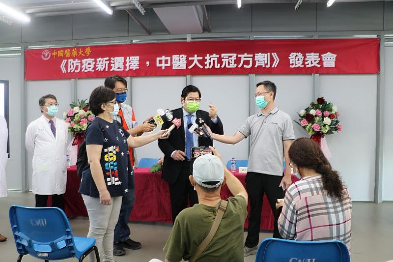 洪明奇校長接受記者採訪-