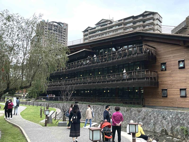 「北投圖書館」是台灣首座綠建築圖書館，周邊產品齊全，能滿足不同消費者的各式需求。(圖片永慶房產集團提供)