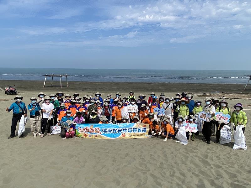 422世界地球日嘉義林管處攜手台南市錦湖國小、蚵寮國小、台南市生態旅遊發展協會、國家森林監測志工、北門區公所及愛莊園一同於北門雙春保安林淨灘