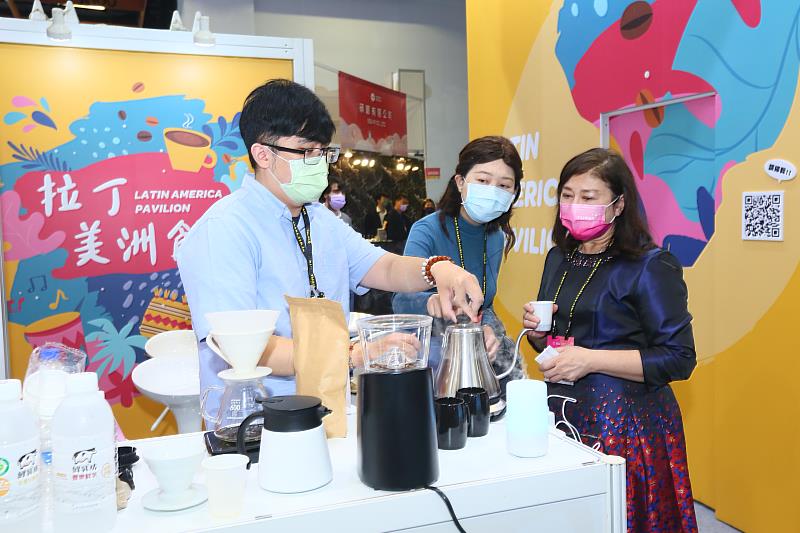2.外貿協會李惠玲副秘書長（右一）與拉美館廠商交流。
