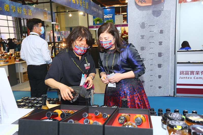 4.外貿協會副秘書長李惠玲（右一）與我國史瓦帝尼產品代理業者交流。