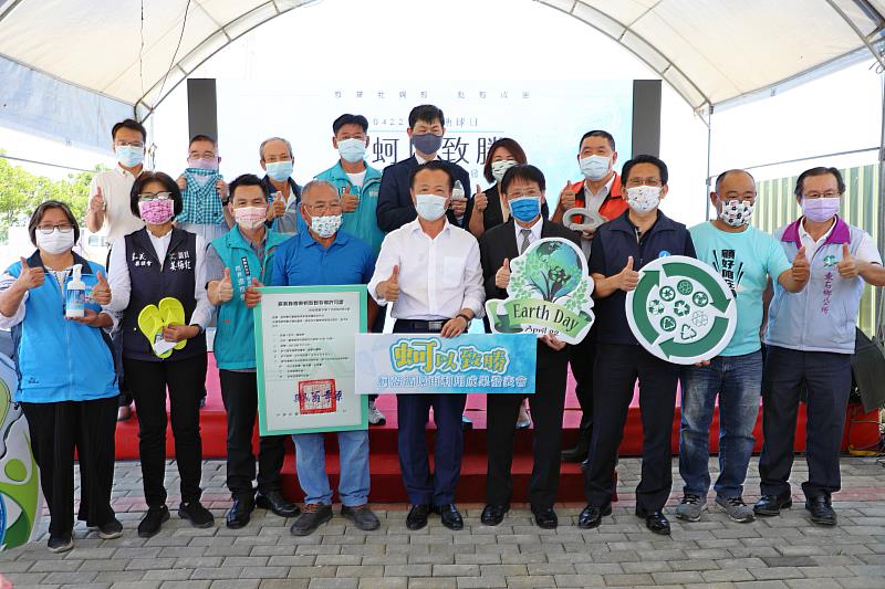 循環再利用-嘉義縣頒發全國首座廢蚵殼暫置場許可證