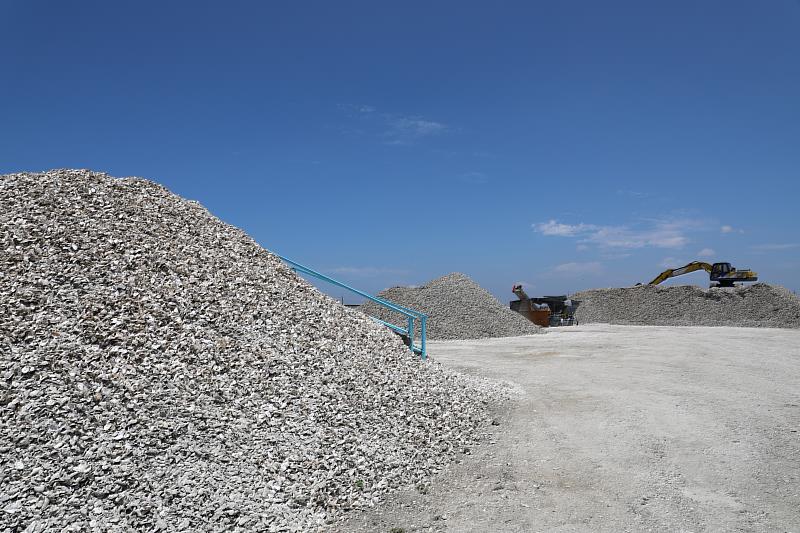 循環再利用-嘉義縣頒發全國首座廢蚵殼暫置場許可證