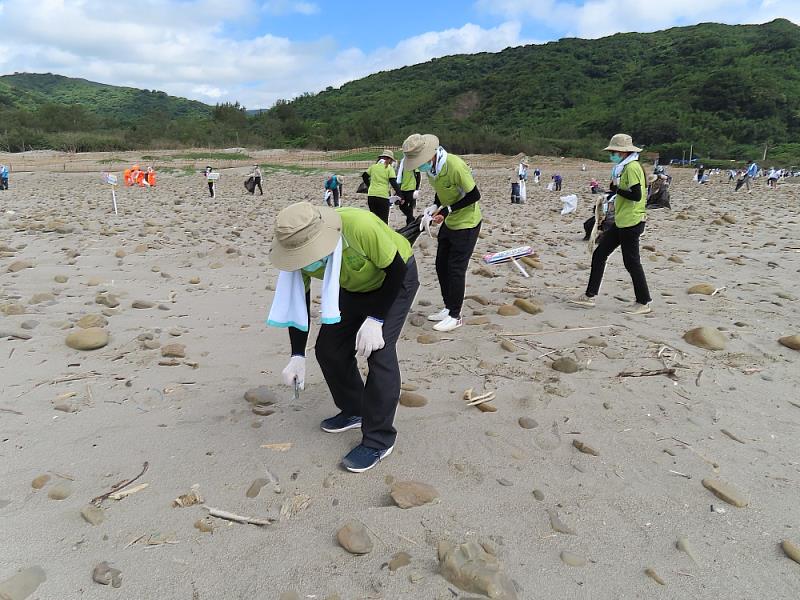 世界地球日屏東縣政府辦理春季淨灘  成果「滿」載而歸