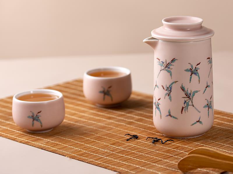 《乾唐軒》藝術、創新、環保、健康。將藝術科技、健康，產品革新，融入生活陶瓷。