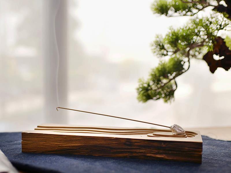 《富山香堂》優選香木∙醇粹天然。將宗教用香加上文創發想，轉換成生活型薰香。