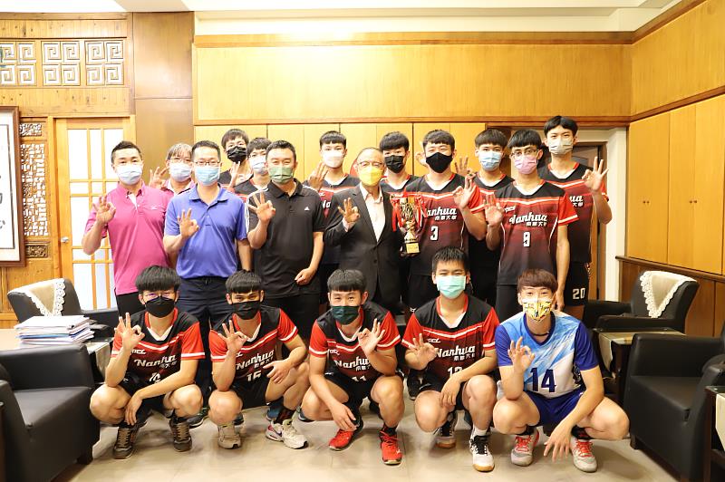 南華大學男排獲UVL公開二級男子組第八名，創下隊史最佳績紀錄，隊員與林聰明校長及師長合影。