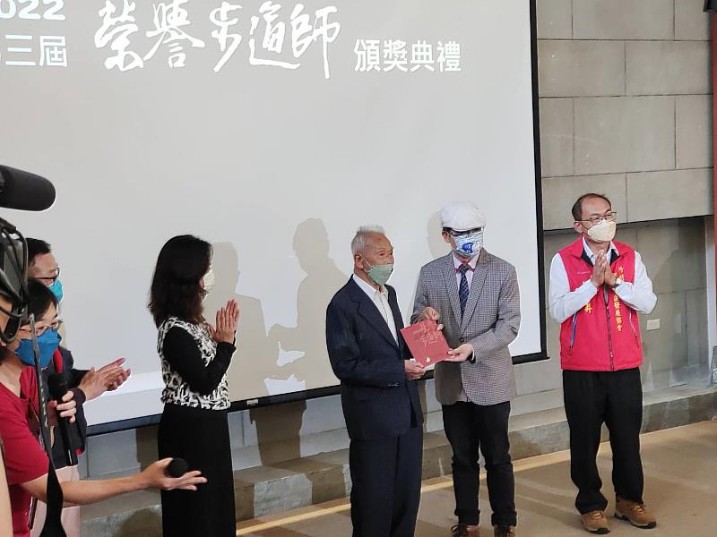 本次評審之一的客傳會董事長陳邦畛（右二），將第三屆榮譽步道師獎項，頒予謝見祥老師傅（右三）。