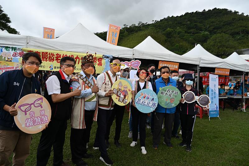 「老花正潮！2022敬老好視力」活動首場在延平 饒慶鈴呼籲子女陪長輩免費配鏡