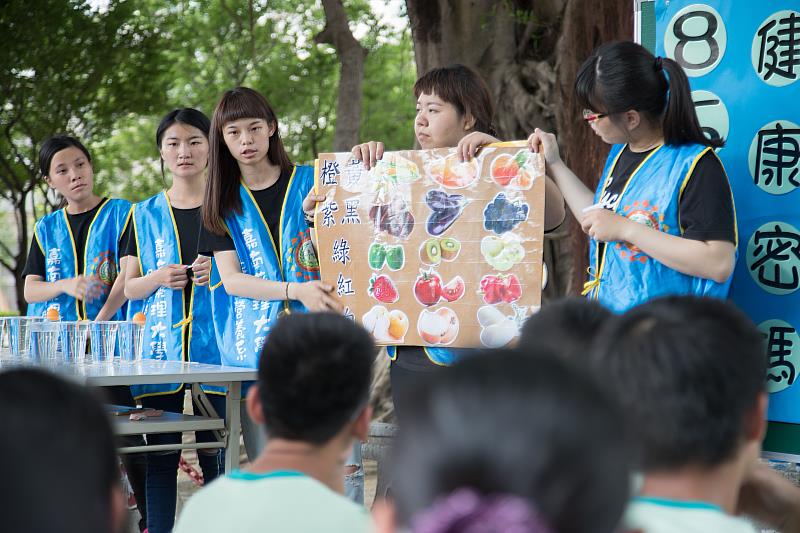 嘉藥保健營養系同學平常到社區做相關營養衛教