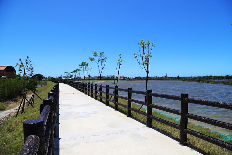 布袋港風華再現水環境營造 保留鹽田景觀設立親水設施 兼顧自然與遊憩