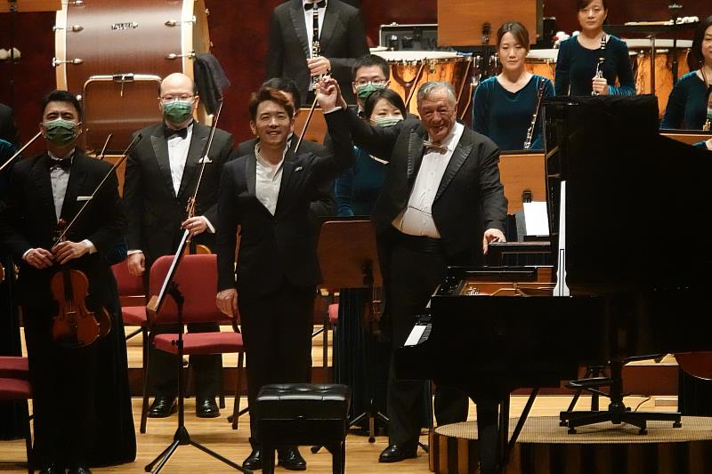 當晚精采完美的演出，讓與會觀眾掌聲不絕於耳，指揮葛諾‧舒馬富斯與鋼琴家嚴俊傑一同牽手向台下觀眾致意。