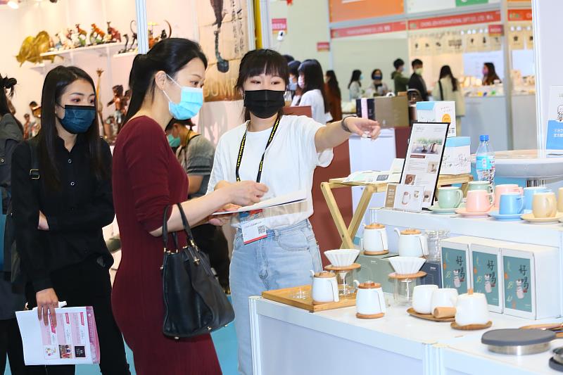 3. 臺灣知名賣場、通路商、連鎖業者、百貨業者及餐飲業者前來採購洽談。