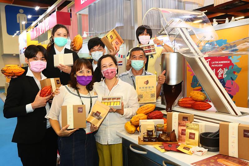 4. 拉丁美洲館展出巧克力製程，吸引許多人駐足參觀。