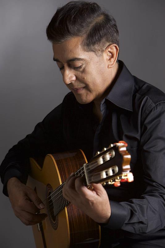 南美巴拉圭國家級吉他演奏家Roberto Zayas，曾獲傳藝金曲最佳宗教音樂專輯獎。