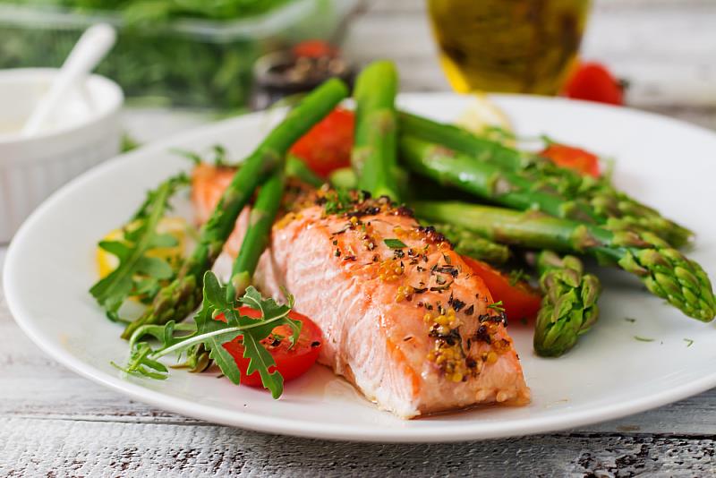 多攝取富含⍵-3脂肪酸的魚類，有助於抗發炎減緩過敏不適