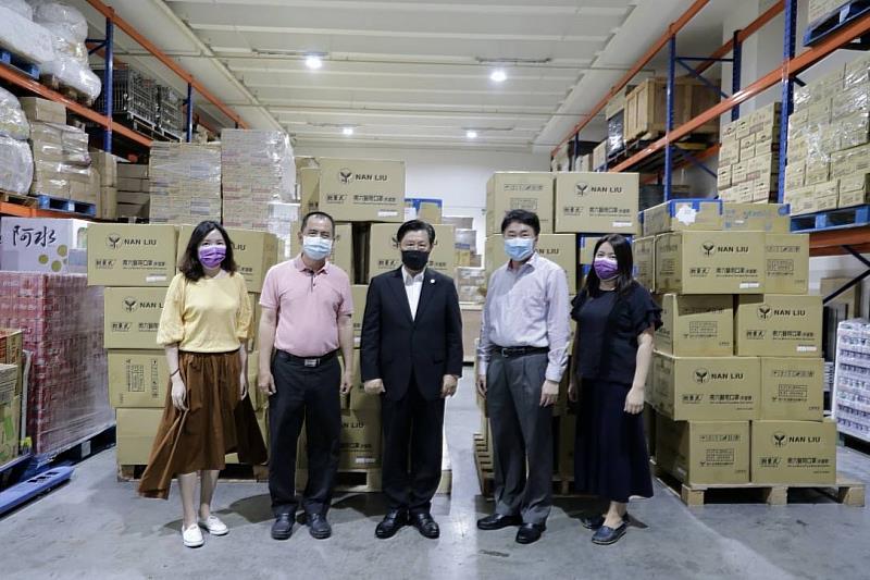 「臺星人口罩隊」認購18萬個口罩於疫情初期提供僑胞使用，梁國新(中)與成員合影