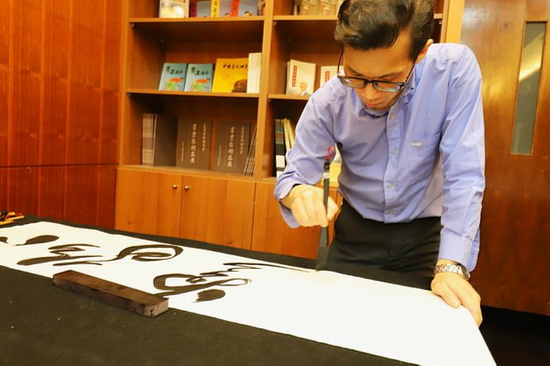 姜明翰教授創作「元宇宙書法」情形