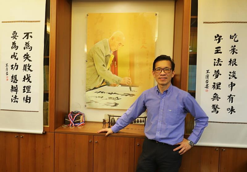 通識教育中心主任兼廣秀書弈學苑執行長姜明翰教授，運用智慧科技並結合元宇宙概念，突破傳統和現代書法的屏障，創作出「元宇宙書法」