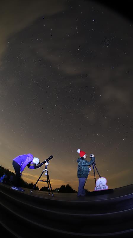 講師將帶領學員以自動追蹤天文望遠鏡拉近與星星間的距離