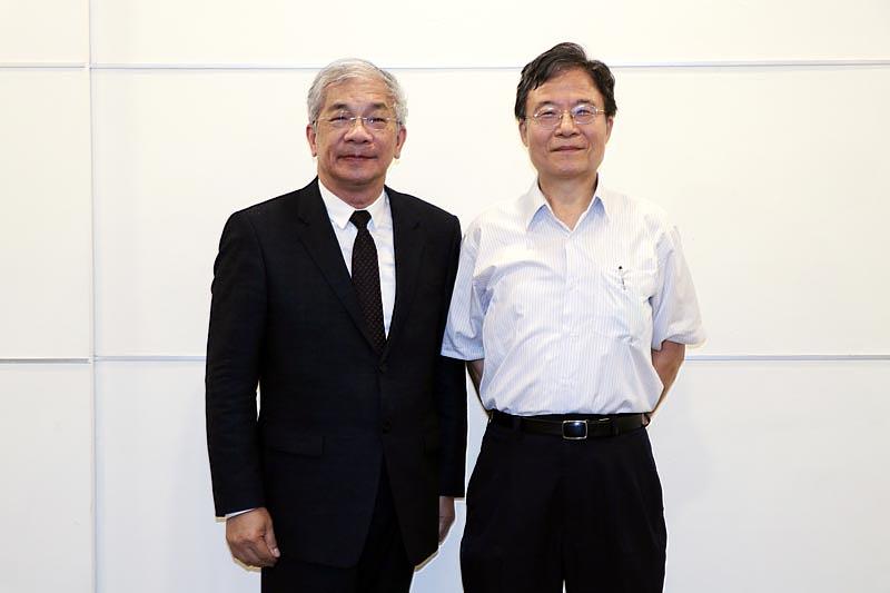 圖二：世新大學副校長陳清河（左）、新聞傳播學院院長胡光夏（右）皆認為民眾有提高媒體識讀能力之必要