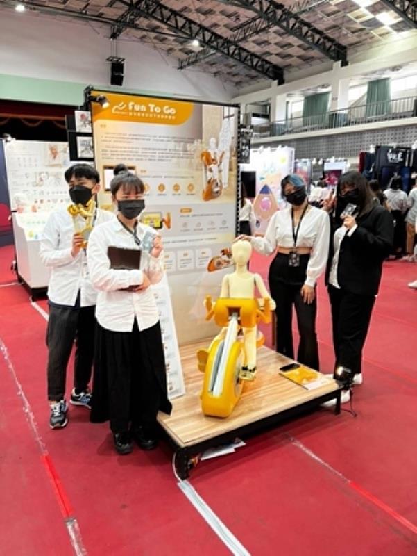 2.南臺科技大學學生團隊「噴水雞肉飯」與設計之作品「FUN TO GO」合影。