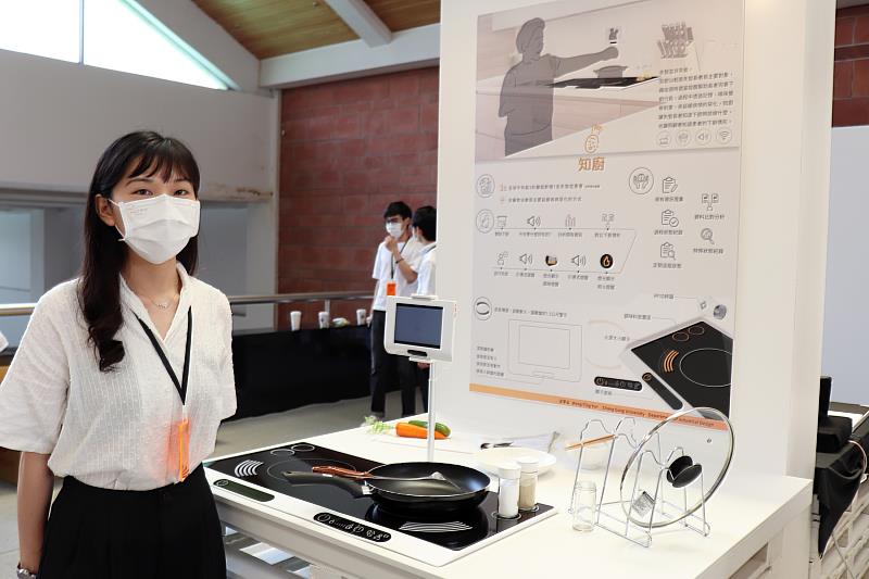 王亭云同學設計「知廚」作品兼顧多元面向，輔助輕度失智患者下廚。