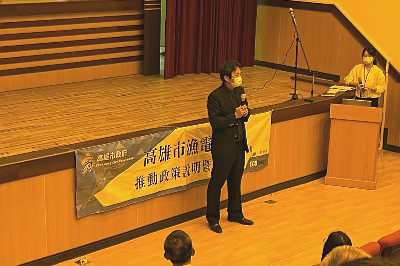 高雄巿與國立高雄科技大學、產業界合作，希望培育更多漁電人才，圖為高科大水產養殖系主任鄭安倉進行相關說明。