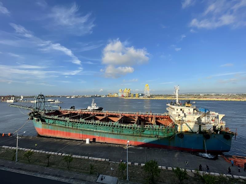 抽砂船押返興達港