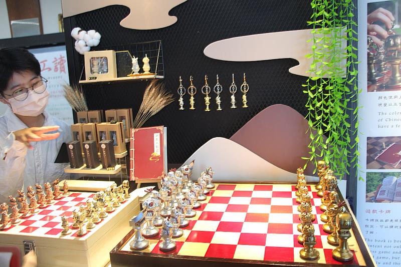 義大學生將山海經「涿鹿大戰」故事，結合現代西洋棋遊戲，將主角搖身一變成了西洋棋，中西文化融合，展現上古神話故事不一樣的風貌（資料畫面來源：義守大學提供）。
