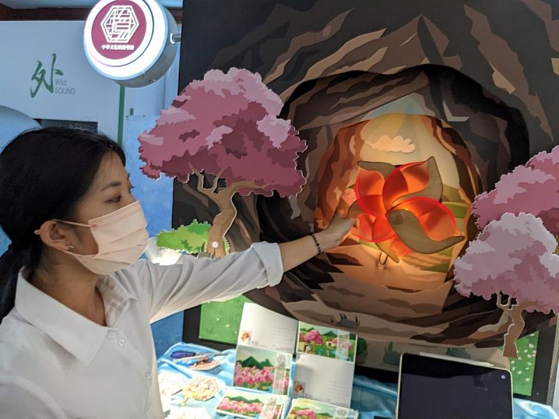 入圍青春設計節的「境」作品，融入桃花源記典故，設計桃花造型的復古智慧壁燈，兼具視覺美學與實用設計，獲評審青睞（資料畫面來源：義守大學提供）。