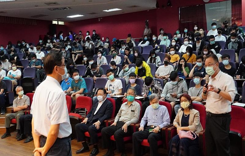 圖/ 中華大學副校長兼AI體驗中心主任游坤明，會後也親自發問向張善政請益。