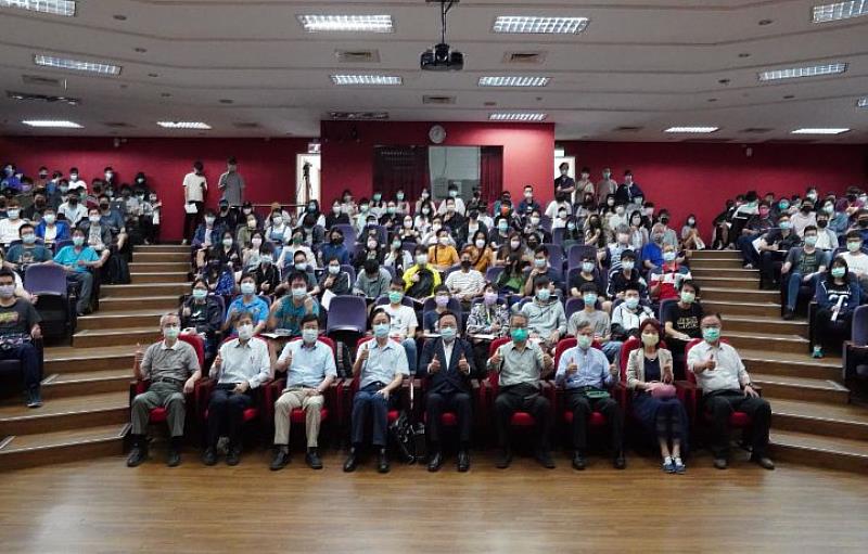 圖/ 張善政演講會場擠進超過300多名師生，大家都聽得津津有味。