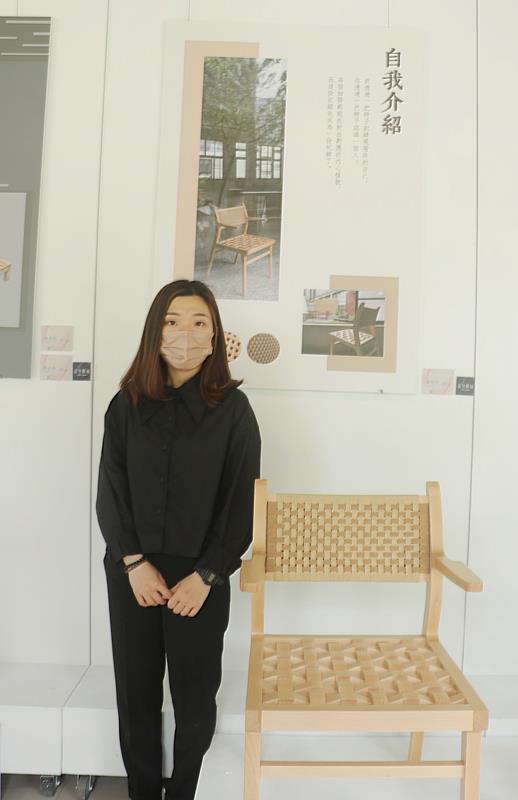南華大學產設系學生高怡吟「自我介紹」作品，展現創意巧思及實作能力，深獲好評。