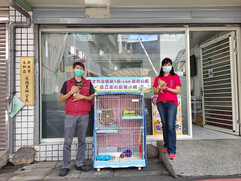 永福里里長陳清香(左)及中和動物之家獸醫黃繼霆於里辦公處設置毛寶貝愛心認養小棧。