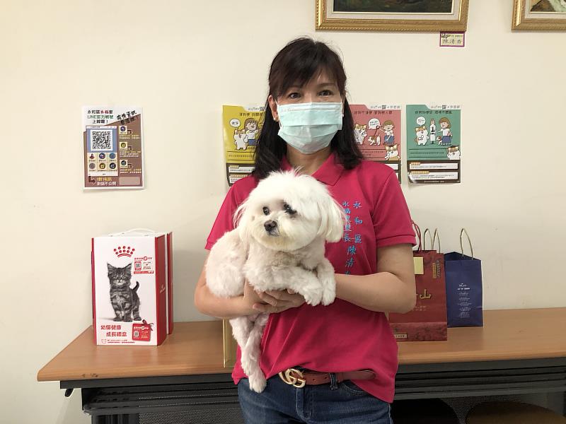 里長陳清香和愛犬妞妞.